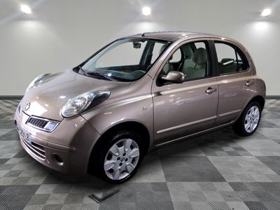 la photo d'une petite voiture garée dans un garage