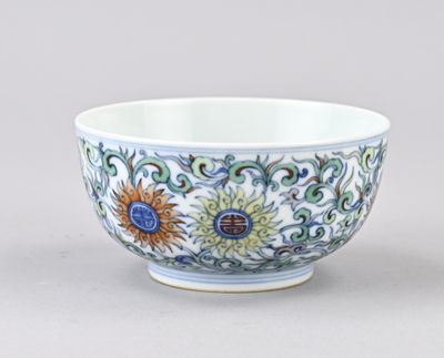 un bol bleu et blanc orné d'un motif de tournesol sur le côté