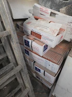 une pile de cartons posée au sommet d'un escalier