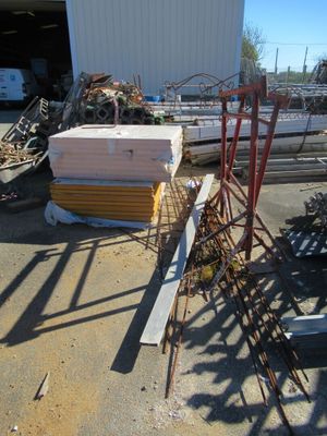 un tas de matériaux de construction empilés devant un immeuble