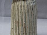 une figurine en céramique représentant une femme en robe