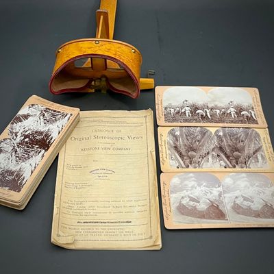 beaucoup de vieilles photos sur la table et un livre