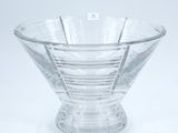 un saladier en verre transparent posé sur une table