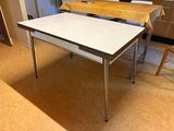 une table recouverte d'une nappe jaune dans une cuisine