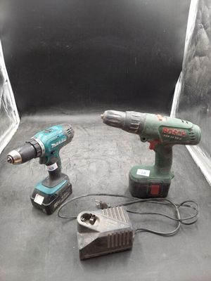 deux outils électriques posés sur une table