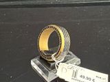 une bague posée sur un socle en verre