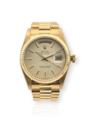 une montre Rolex en or avec des chiffres romains et des chiffres romains