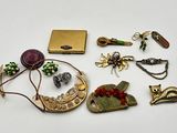 de nombreux bijoux différents posés sur une surface blanche