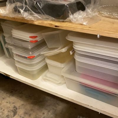 * L.J. CHALON DE THE : 1 lot de boites en plastique alimenta…