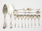 many spoons and spoon spoons laid out on a table
