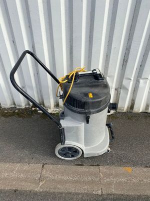 une machine garée au bord de la route