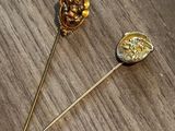 une paire de boucles d'oreilles de couleur dorée ornées d'une feuille d'or