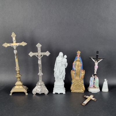 plusieurs figurines représentant Jésus et d'autres objets religieux posés sur une table