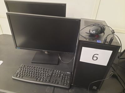 un ordinateur de bureau posé sur une table avec un clavier et une souris