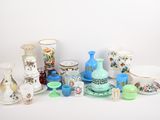 de nombreux types de vases et de bols sur la table