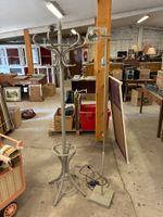 Portemanteau en bois peint et un lampadaire en mauvais état …