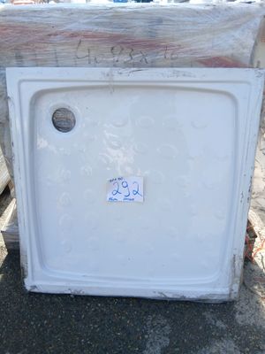 un réfrigérateur blanc posé à même le sol