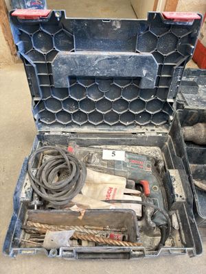 une boîte à outils avec des outils à l'intérieur sur le sol