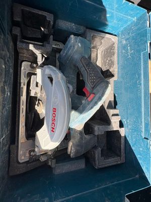 une photo d'un outil dans une boîte bleue