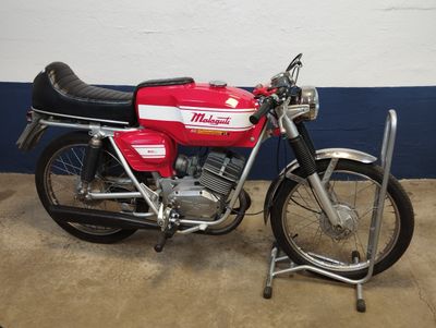 une moto rouge garée dans un garage