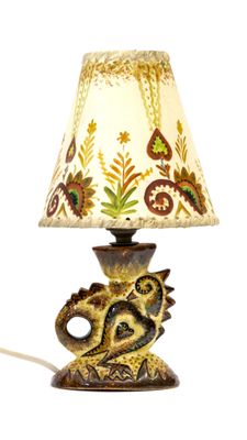 une lampe posée sur une table à côté d'un abat-jour