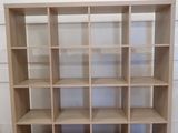 un gros plan sur une bibliothèque comportant de nombreuses étagères