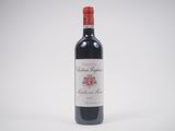 gros plan d'une bouteille de vin rouge sur fond blanc