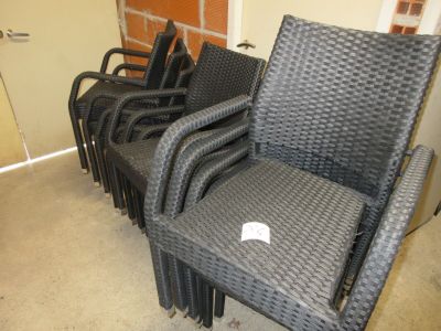 beaucoup de chaises alignées en rang