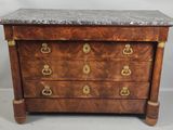 une commode ancienne avec dessus en marbre
