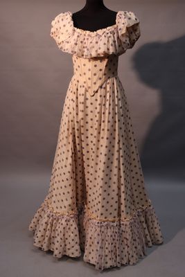 l'image d'une robe de femme sur un mannequin