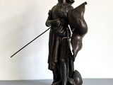 statue en bronze représentant une femme tenant une épée et un bouclier