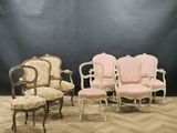 quatre chaises et un repose-pieds dans une pièce avec un fond noir