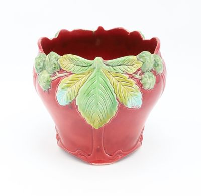 Cache-pot en barbotine à décor de style Art Nouveau de feuil…