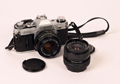 un appareil photo avec un objectif et un cache-objectif à côté