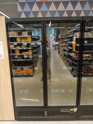 deux portes vitrées ouvertes dans un magasin