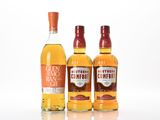 trois bouteilles de gin et deux verres de gin et deux verres de gin