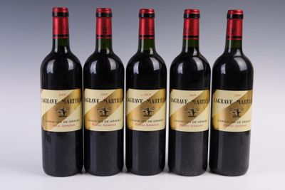 quatre bouteilles de vin sont alignées