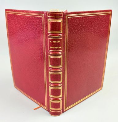 un livre rouge aux bords dorés et à la couverture rouge
