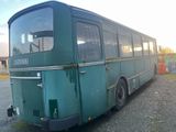 un bus vert garé sur le parking