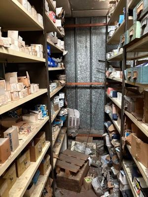 une pièce remplie de nombreux cartons et de boîtes sur les étagères