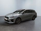 une voiture argentée garée dans une pièce aux murs blancs