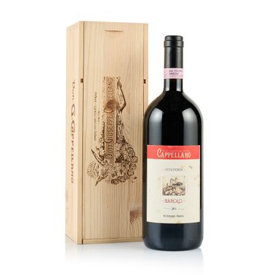 une bouteille de vin posée à côté d'une caisse en bois