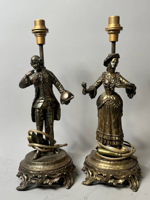 Paire de pieds de lampe en laiton réprésentant un couple bou…
