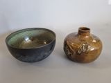 deux vases posés l'un à côté de l'autre sur une table