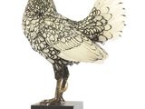un poulet blanc posé sur un bloc noir