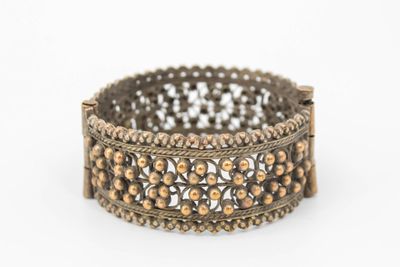 Bracelet manchette en métal argenté à décor horizontal de pa…