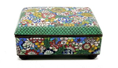 l'image d'une boîte décorative ornée de fleurs
