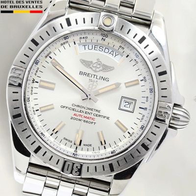 gros plan d'une montre sur une surface blanche