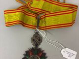 un gros plan sur une médaille et un ruban posés sur une table