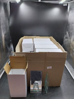 une boîte remplie de boîtes et une autre boîte remplie de boîtes dans une pièce